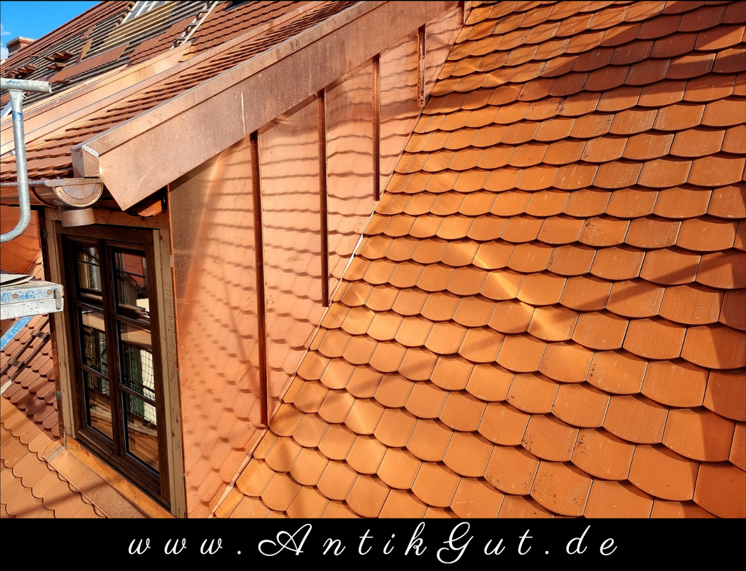 Kupfer verkleidete Gauben und Biberschwanz gedecktes Dach vom Gutshaus Pöthen