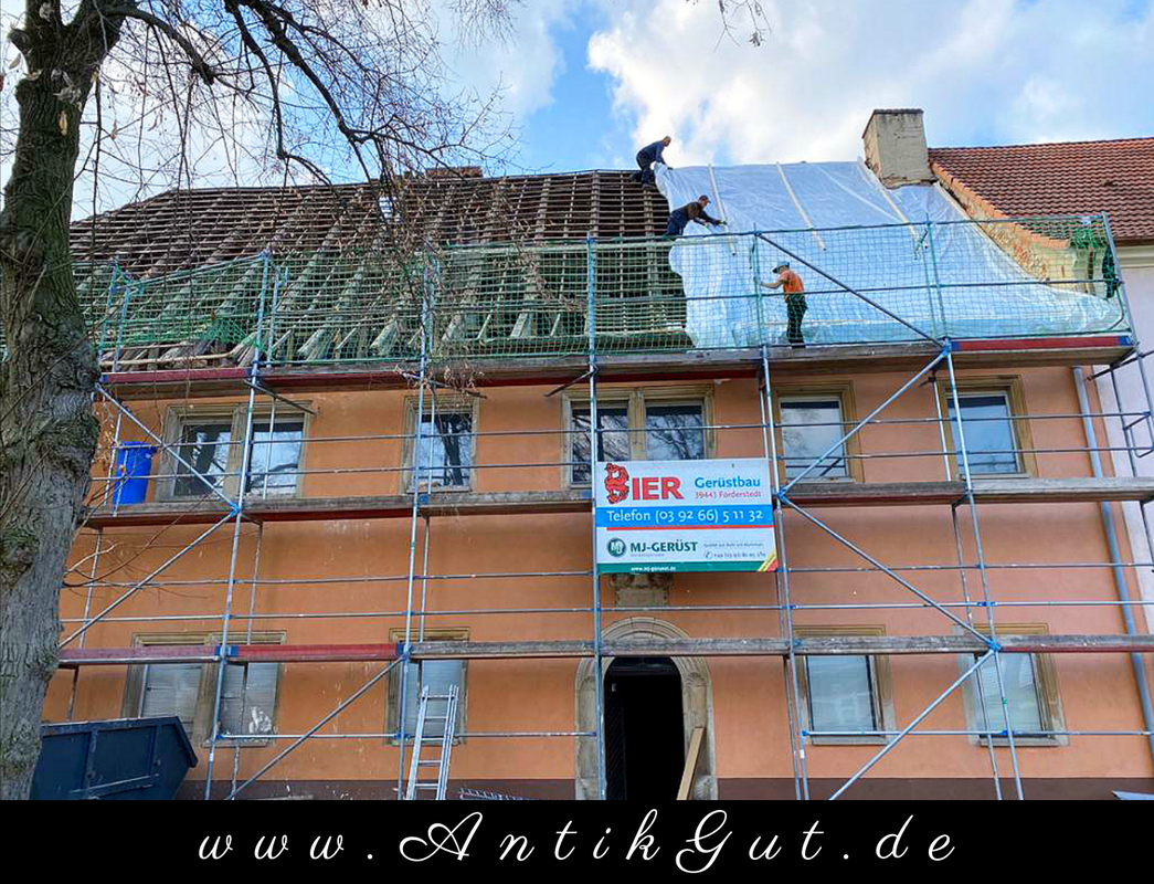 Das Dach vom Gutshaus Pöthen wird abgeplant.