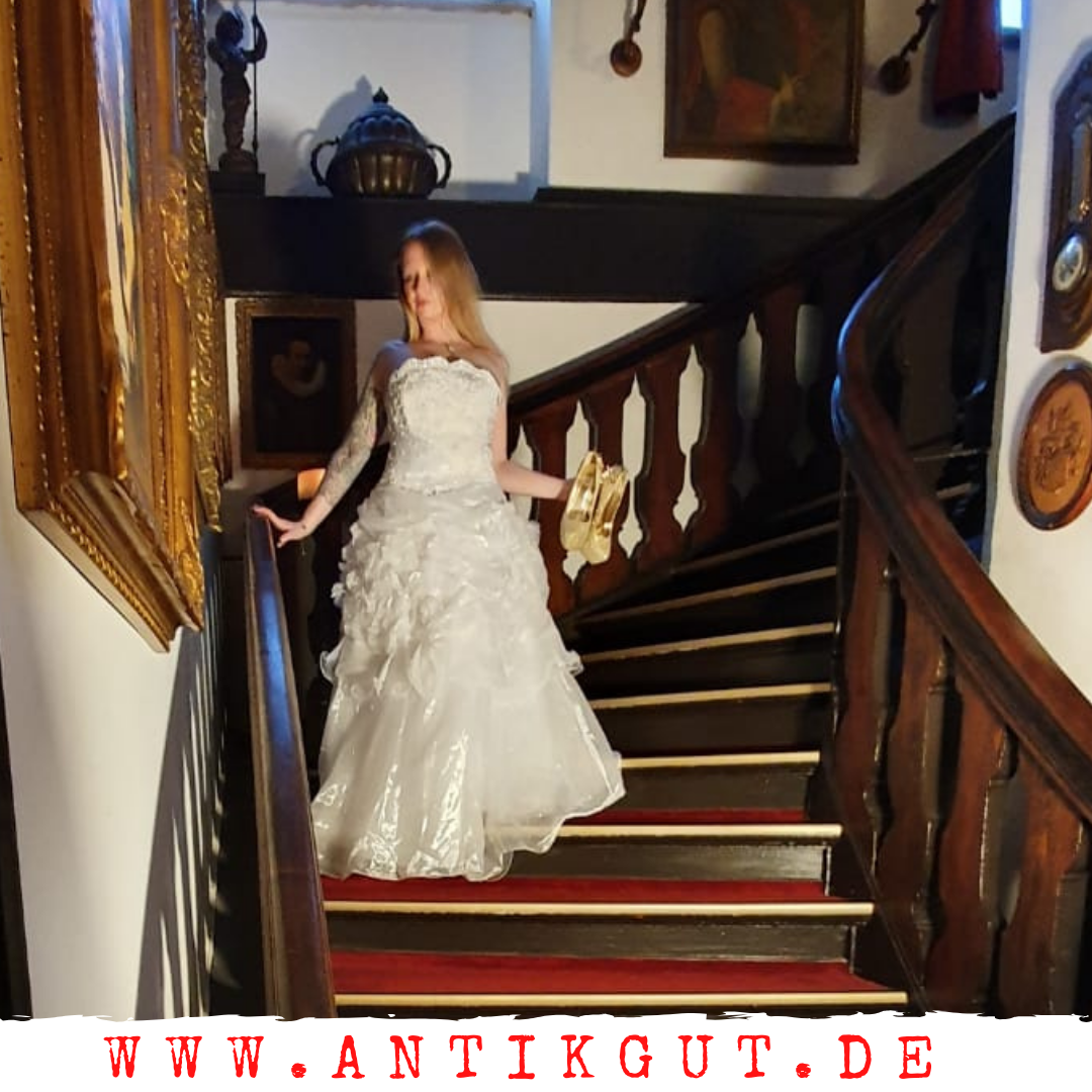 BildAuf dem Weg zur Hochzeit. Model Janin Weinert nutzt die imposante Wendeltreppe für den ganz großen Auftritt. Timo Respondek hält die Szene fest.