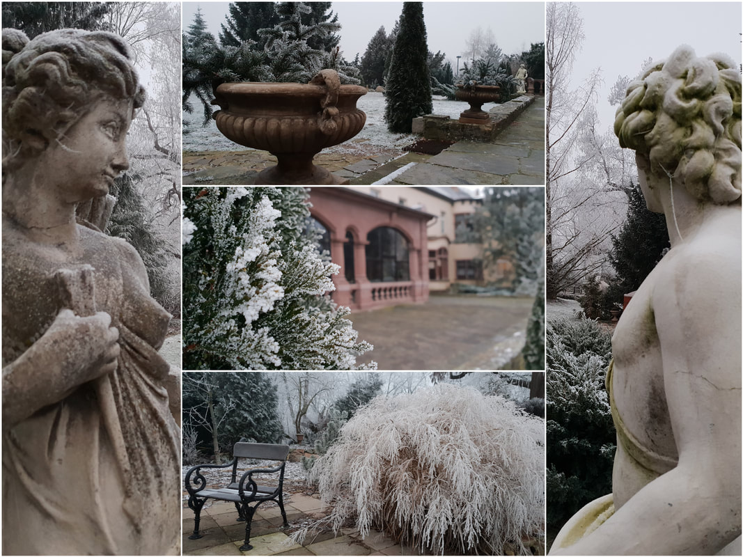 Gutshaus Pöthen im Winter - Terrasse mit Statuen und Amphoren